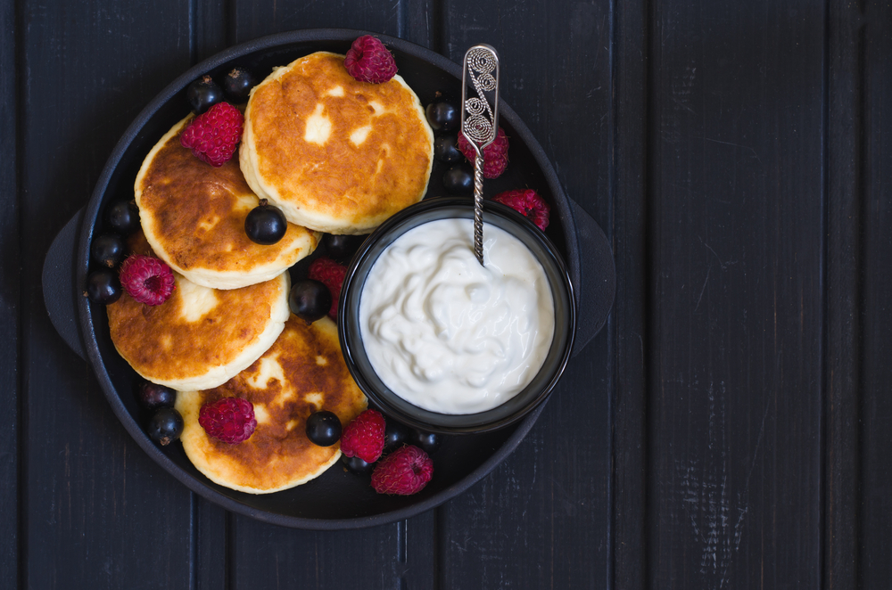Pancakes with berries and yoghurt